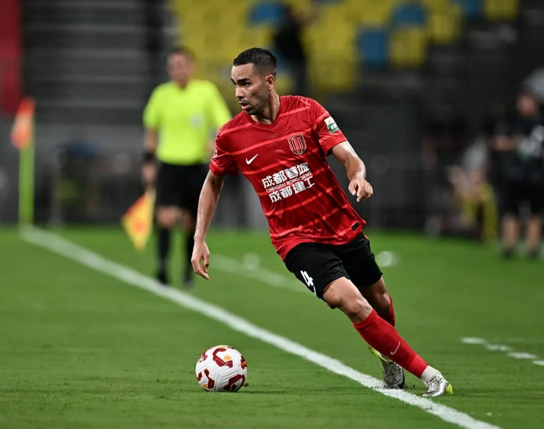 包含冲刺阶段马赛调整名单以备亚冠，门线救险环节打磨，媒体盛赞，赛程密集仍需轮换的词条